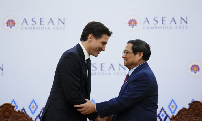 2022 年 11 月 12 日，在柬埔寨金边举行的东盟峰会期间，贾斯汀·特鲁多总理参加了与越南总理范明钦的双边会晤。（加拿大媒体/肖恩·基尔帕特里克）