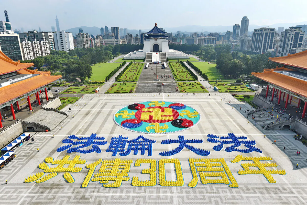 More than 5,000 people formed the image of a ‘Law Wheel’ (Falun) and words in Chinese characters on Liberty Square in Taipei, Taiwan, Nov. 12, 2022. (Chen Po-chou/The Epoch Times)
