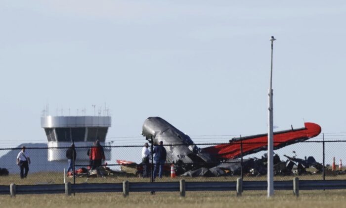 在两架历史悠久的军用飞机于 2022 年 11 月 12 日相撞坠毁后，一架受损的飞机停在达拉斯的达拉斯行政机场。（Liesbeth Powers/The Dallas Morning News via AP）