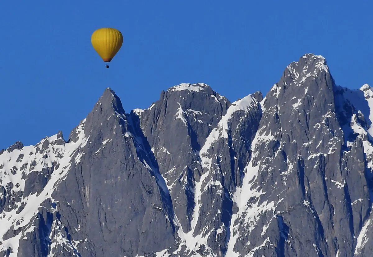 A hot air balloon flies over the Tyrolean Alps near Kitzbuehel, Austria, on Jan. 15, 2018. (Joe Klamar/AFP via Getty Images)