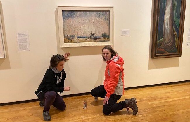 2022 年 11 月 12 日，在温哥华的温哥华美术馆，气候活动家在艾米丽·卡尔 1934 年的画作“树桩和天空”上投掷枫糖浆，并将双手粘在画下的墙上。（通过停止压裂周围） ， 推特）