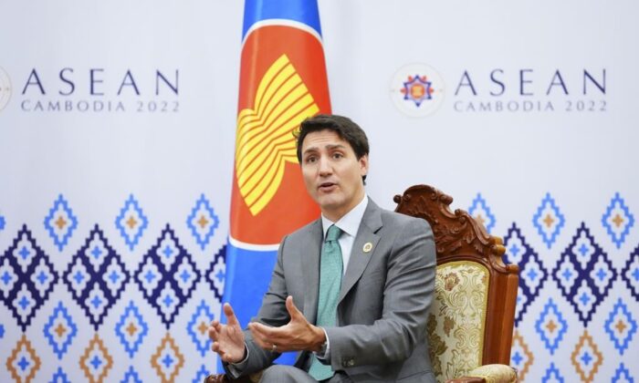 2022 年 11 月 13 日，在柬埔寨金边举行的东盟峰会期间，贾斯汀·特鲁多总理参加了与东南亚国家联盟秘书长林玉辉的双边会晤。（加拿大媒体/肖恩·基尔帕特里克）