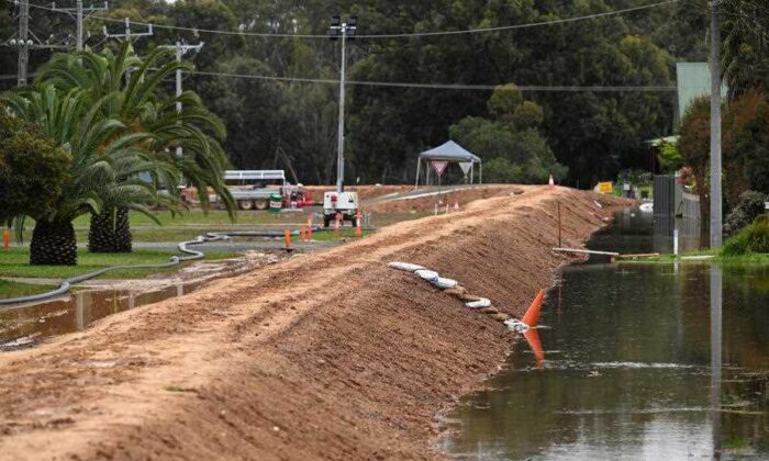 2022 年 10 月 26 日，在澳大利亚维多利亚州的 Echuca 镇看到了一个防洪堤。（AAP Image/James Ross） 
