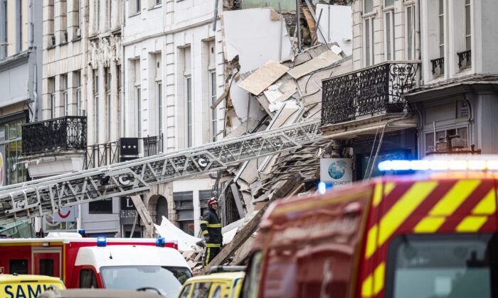 2022 年 11 月 12 日，在法国北部的里尔市，消防员在寻找受害者时检查了一座倒塌的建筑物。（Sameer Al-Doumy/法新社通过 Getty Images）