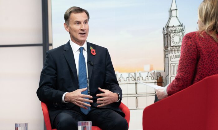 杰里米·亨特总理于 2022 年 11 月 13 日周日与劳拉·昆斯伯格一起出现在 BBC One 时事节目中。（PA Media/James Manning）