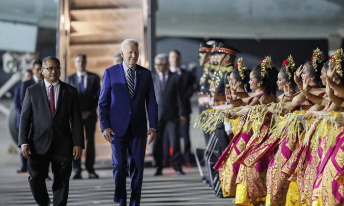 2022 年 11 月 13 日，美国总统乔·拜登在抵达印度尼西亚巴厘岛伍拉·赖国际机场参加 20 国集团峰会期间与巴厘岛舞者一起表演。（通过路透社制作 Nagi/Pool）