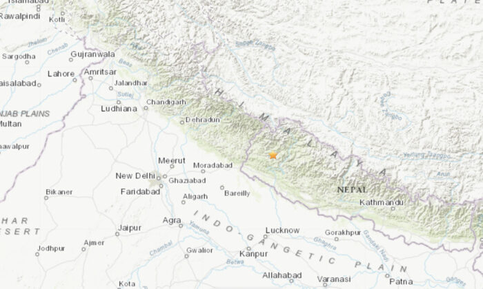 一张地图显示了 2022 年 11 月 12 日袭击尼泊尔的地震的位置。（USGS/NTD 截图）