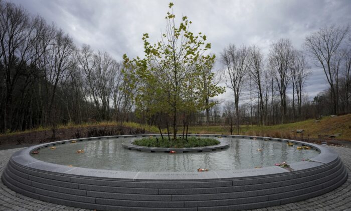 2022 年 11 月 13 日，康涅狄格州纽敦市桑迪胡克小学枪击案遇难者纪念碑。（Bryan Woolston/美联社照片）