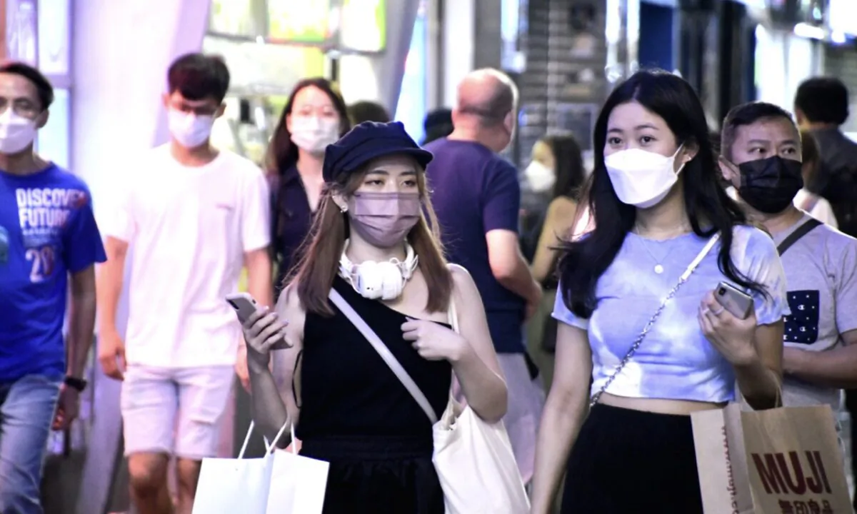 People are walking in shopping area in Hong Kong. (Adrian Yu/The Epoch Times)