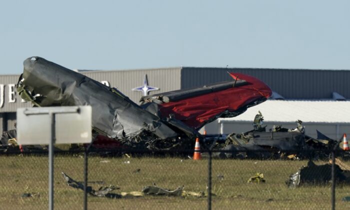 2022 年 11 月 12 日，在达拉斯行政机场航展期间坠毁的两架飞机的残骸躺在地上。（LM Otero/美联社照片）