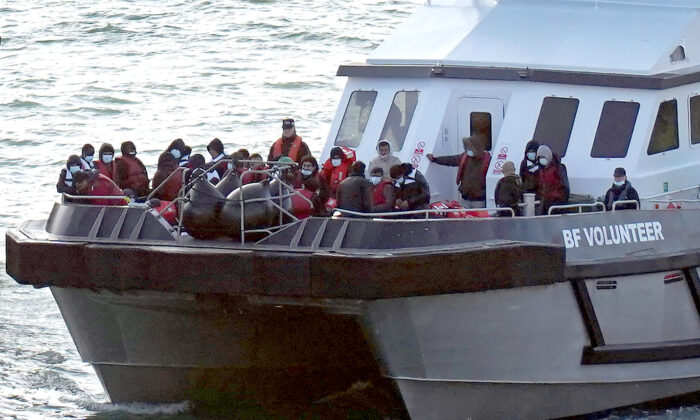 2022 年 10 月 9 日，一群非法移民的小船在英吉利海峡被拦截后，被带到肯特多佛港。（宾夕法尼亚州）
