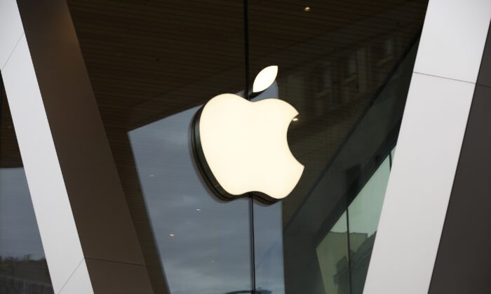 2020 年 3 月 14 日，纽约布鲁克林市中心 Apple 商店的正面装饰着 Apple 标志。（Kathy Willens/美联社照片）