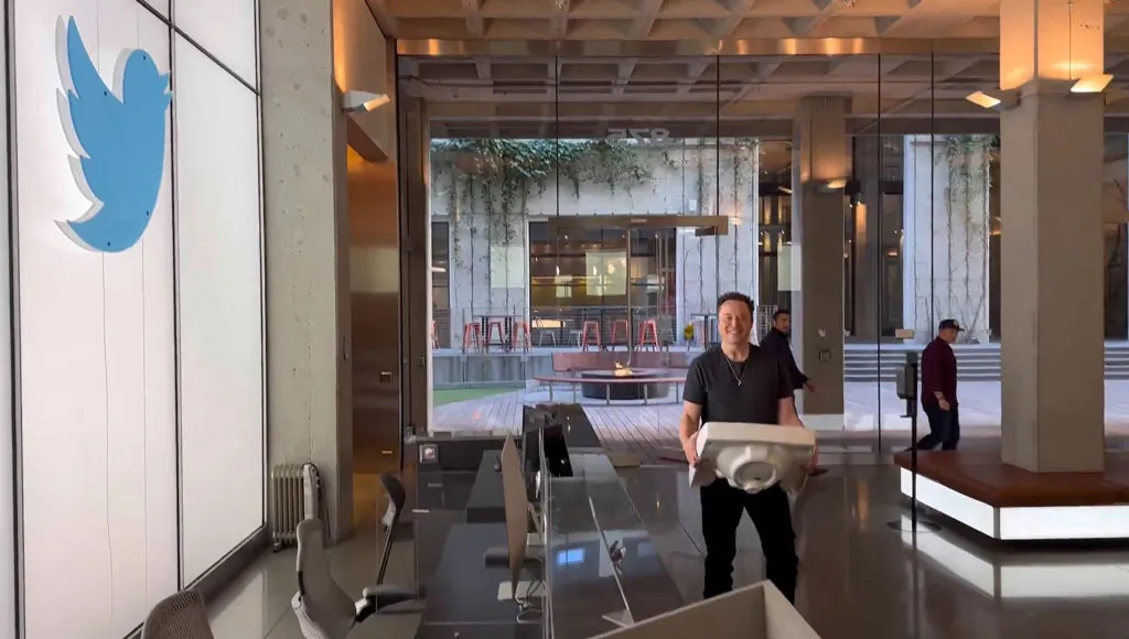 This video grab taken from a video posted on the Twitter account of billionaire Elon Musk shows himself carrying a sink as he enters the Twitter headquarters in San Francisco on Oct. 26, 2022. (Twitter account of Elon Musk/AFP via Getty Images)