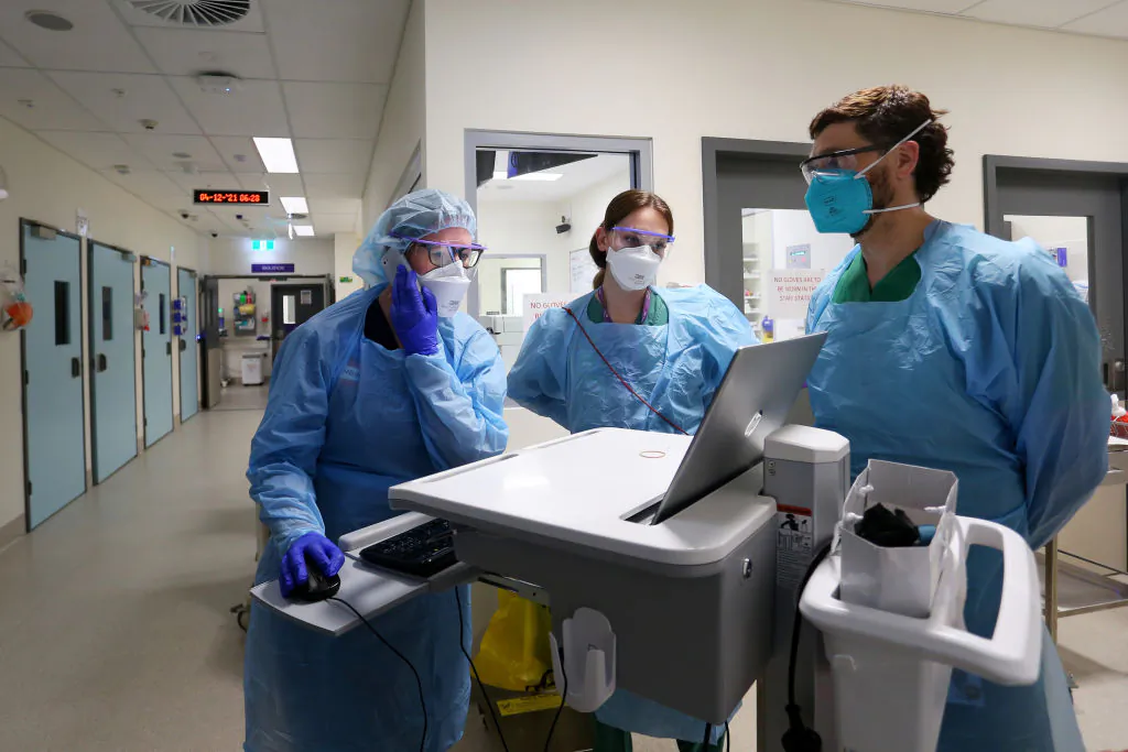Unvaccinated health staff in Queensland will be allowed to head back to work in hospitals within two weeks in a major shift in government policy. (Lisa Maree Williams/Getty Images)