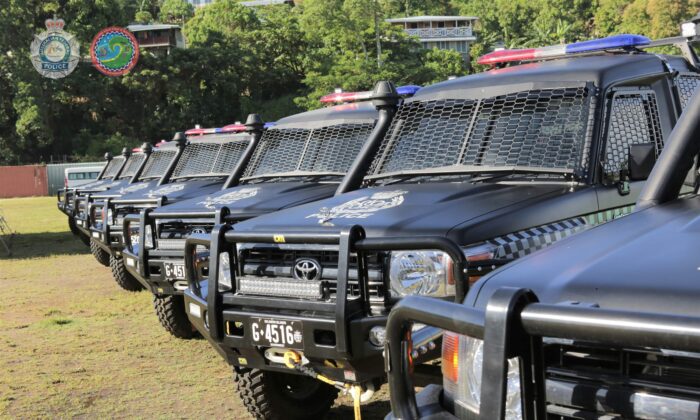 2022 年 11 月 2 日在所罗门群岛霍尼亚拉举行的赠送仪式上，澳大利亚国防军向所罗门群岛皇家警察部队赠送装甲警车的照片。（澳大利亚联邦警察局提供）