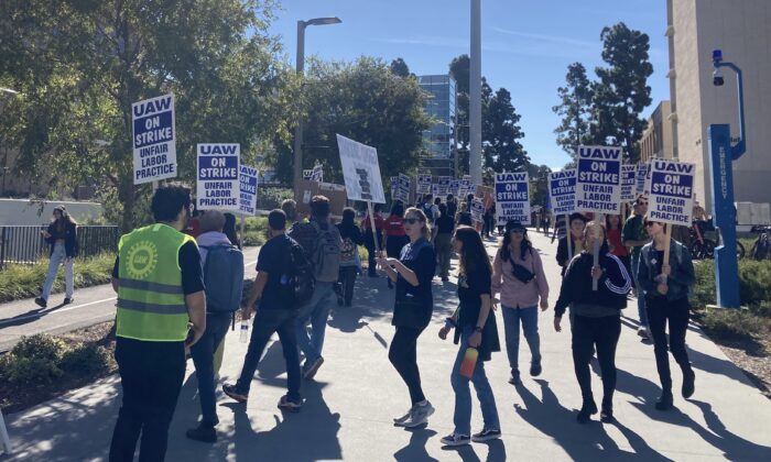 Researchers and student employees protest at the University of California–San Diego in San Diego, Calif., on Nov. 14, 2022. (Courtesy of Philip Zhu)
