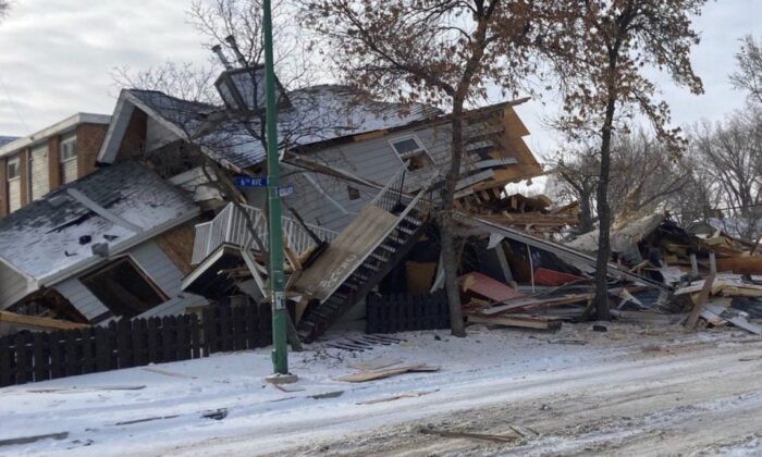 2022 年 11 月 13 日，在里贾纳 (Regina) 看到了在爆炸中被摧毁的房屋的残骸，这张照片发布到社交媒体上。  （加拿大媒体/HO-Twitter，@Regina_Fire）
