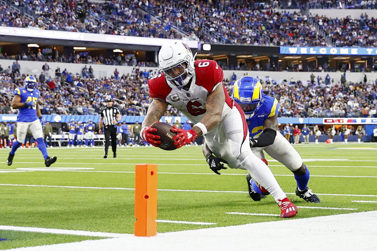 James Conner (6) of the Arizona Cardinals scores a touchdown in the fourth quarter of the game against the Los Angeles Rams at SoFi Stadium on Nov. 13, 2022 Inglewood, Calif., on Nov. 13, 2022. (Ronald Martinez/Getty Images)