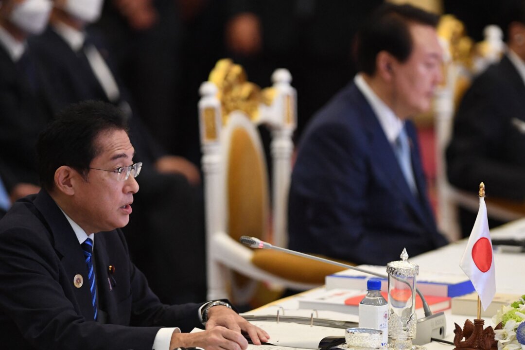 Japan, South Korea Vow to Tackle NK’s Provocations in First Summit in ...