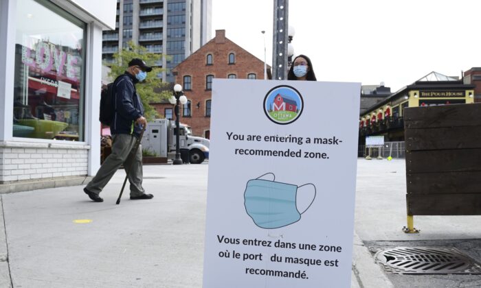 2020 年 9 月 14 日，渥太华市中心的一个标志建议在 COVID-19 大流行期间戴口罩。（加拿大新闻社/Sean Kilpatrick）
