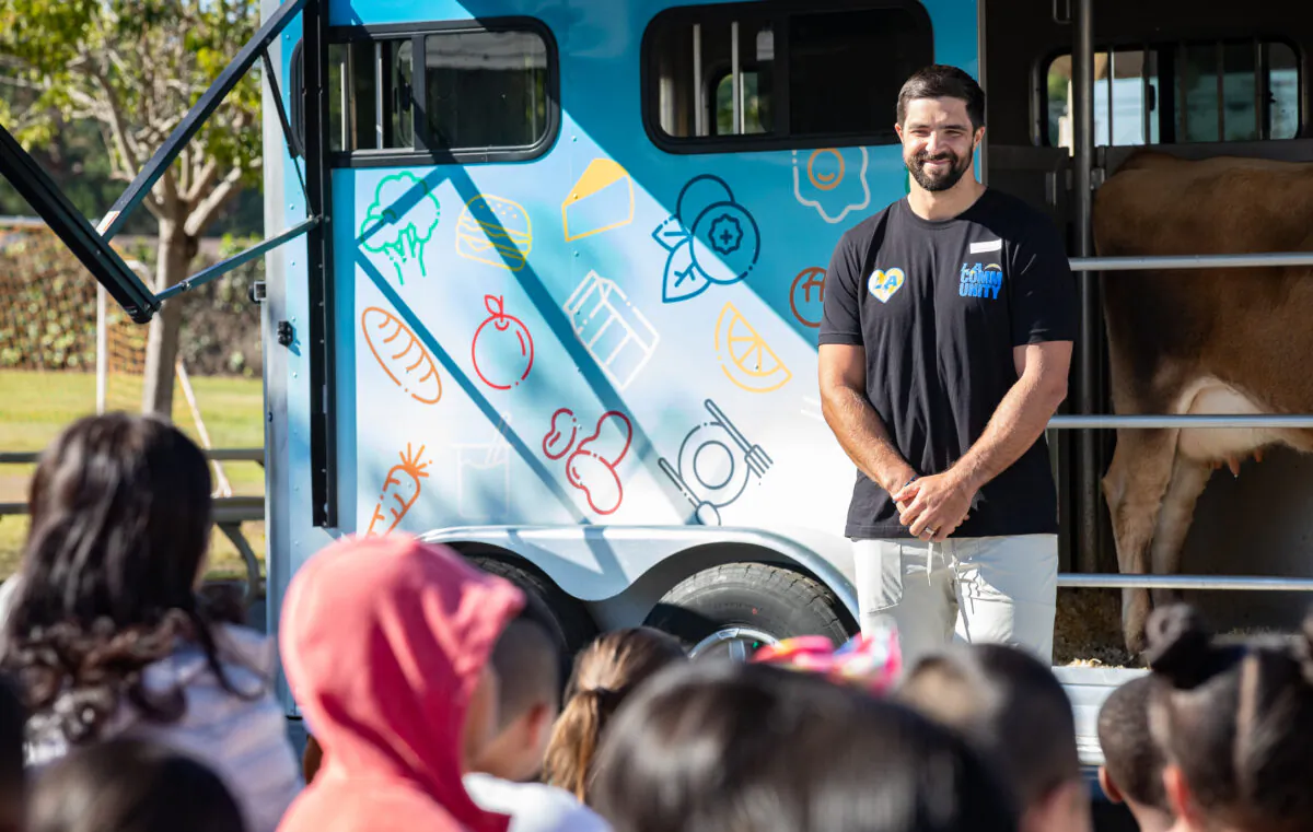 Los Angeles Chargers player Josh Harris speaks to children about the importance of healthy eating at Ethel M Evans Elementary School in Garden Grove, Calif., on Nov. 15, 2022. (John Fredricks/The Epoch Times)