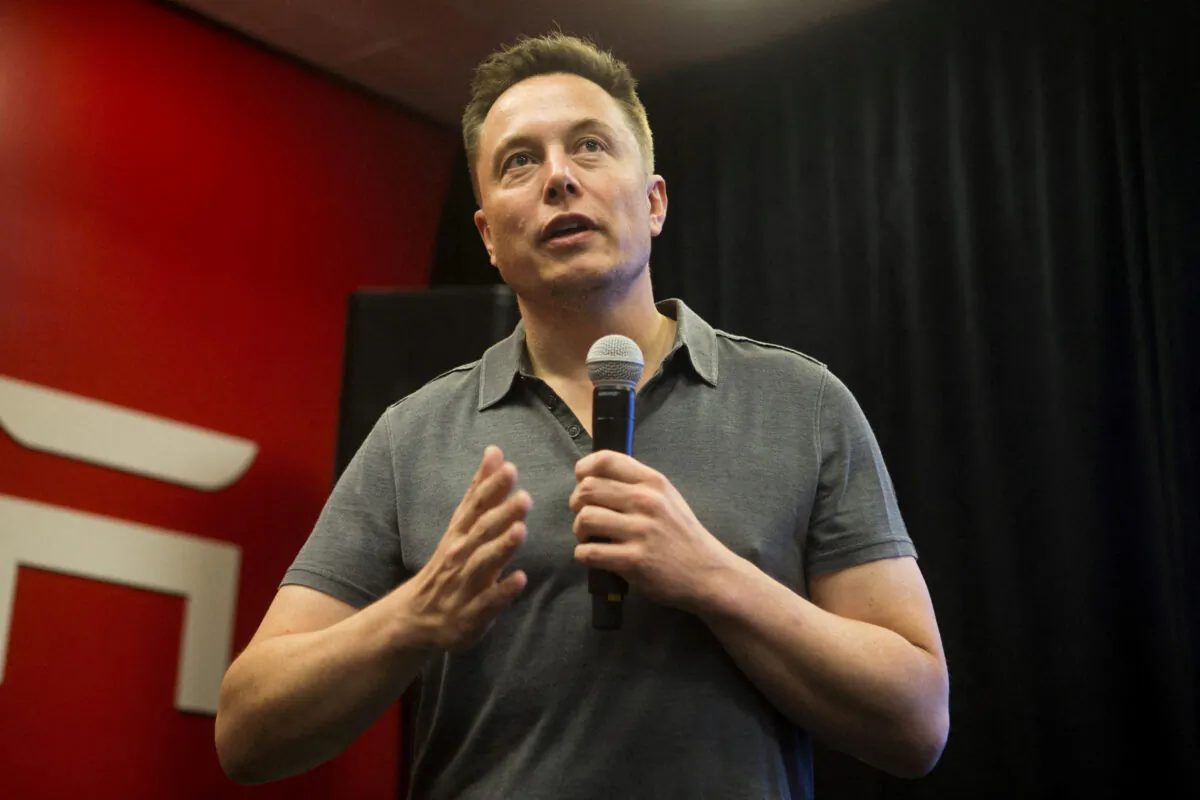 Tesla CEO Elon Musk speaks about new Autopilot features during a Tesla event in Palo Alto, Calif., on Oct. 14, 2015. (Beck Diefenbach/Reuters)