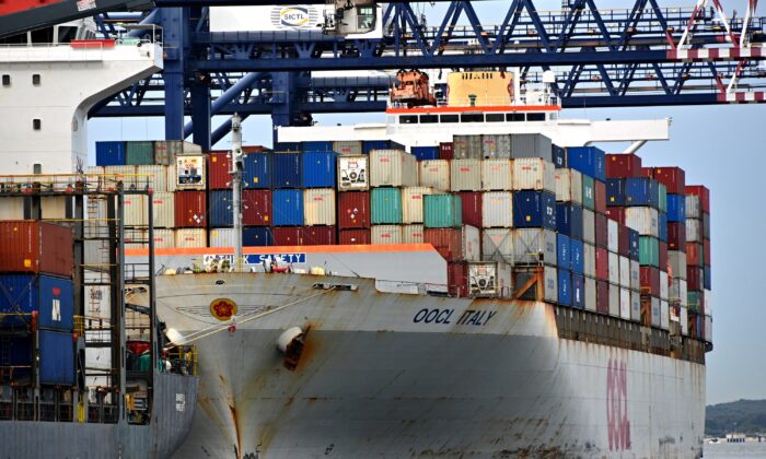 2020 年 4 月 16 日，一艘集装箱船在澳大利亚悉尼的主要 Botany 港口装货。（Saeed Khan/法新社来自 Getty Images）