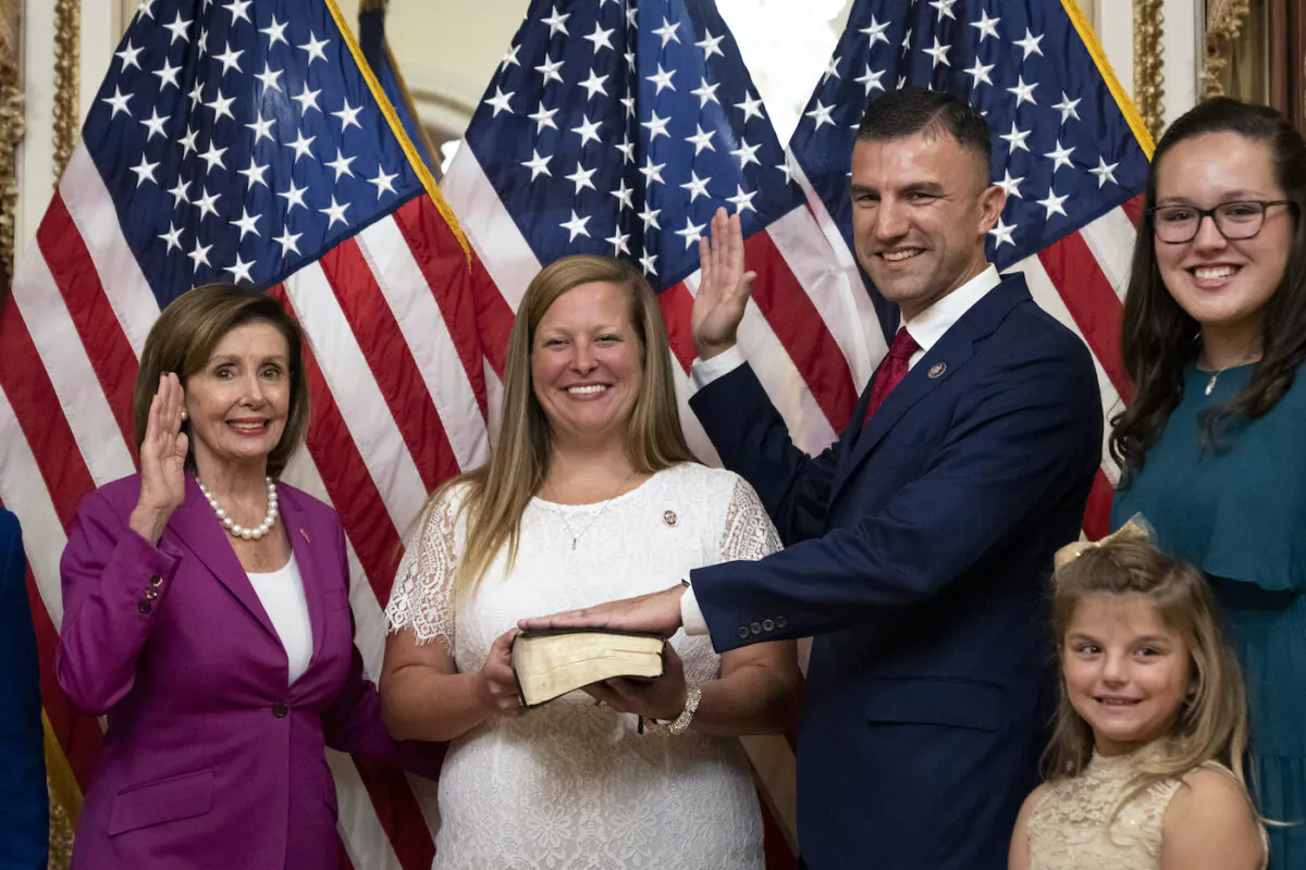 U.S. House Speaker Nancy Pelosi (D-Calif.) participates in a ceremonial swearing-in with Rep. Rudy Yakym (R-Ind.) and his family at the U.S. Capitol on Nov. 14, 2022. (Drew Angerer/Getty Images)