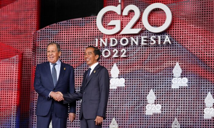 Rosyjski minister spraw zagranicznych Siergiej Ławrow (L) ściska dłoń prezydenta Indonezji Joko Widodo, gdy przybywa na szczyt przywódców G20 w Nusa Dua, na indonezyjskiej wyspie wypoczynkowej Bali 15 listopada 2022 r. (Kevin Lamarque/POOL/AFP via Getty Images)