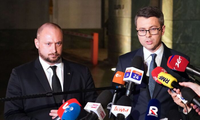2022 年 11 月 15 日，国家安全办公室主任亚采克·西维埃拉（左）和波兰政府发言人皮奥特·穆勒在华沙国家安全办公室危机会议后发表声明。（Janek Skarzynski/AFP 来自 Getty Images）
