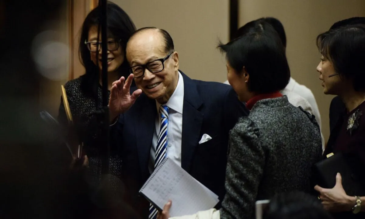 Forbes released the China’s Richest 2022, the total wealth of the top 100 richest people has fallen by 39 percent in the past year. Hong Kong's richest man Li Ka-shing for the first time in 5 years surpasses Tencent's Ma Huateng. This picture shows Li Ka-shing (M) waving to reporters at a press conference in 2017. (Anthony Wallace/AFP via Getty Images)