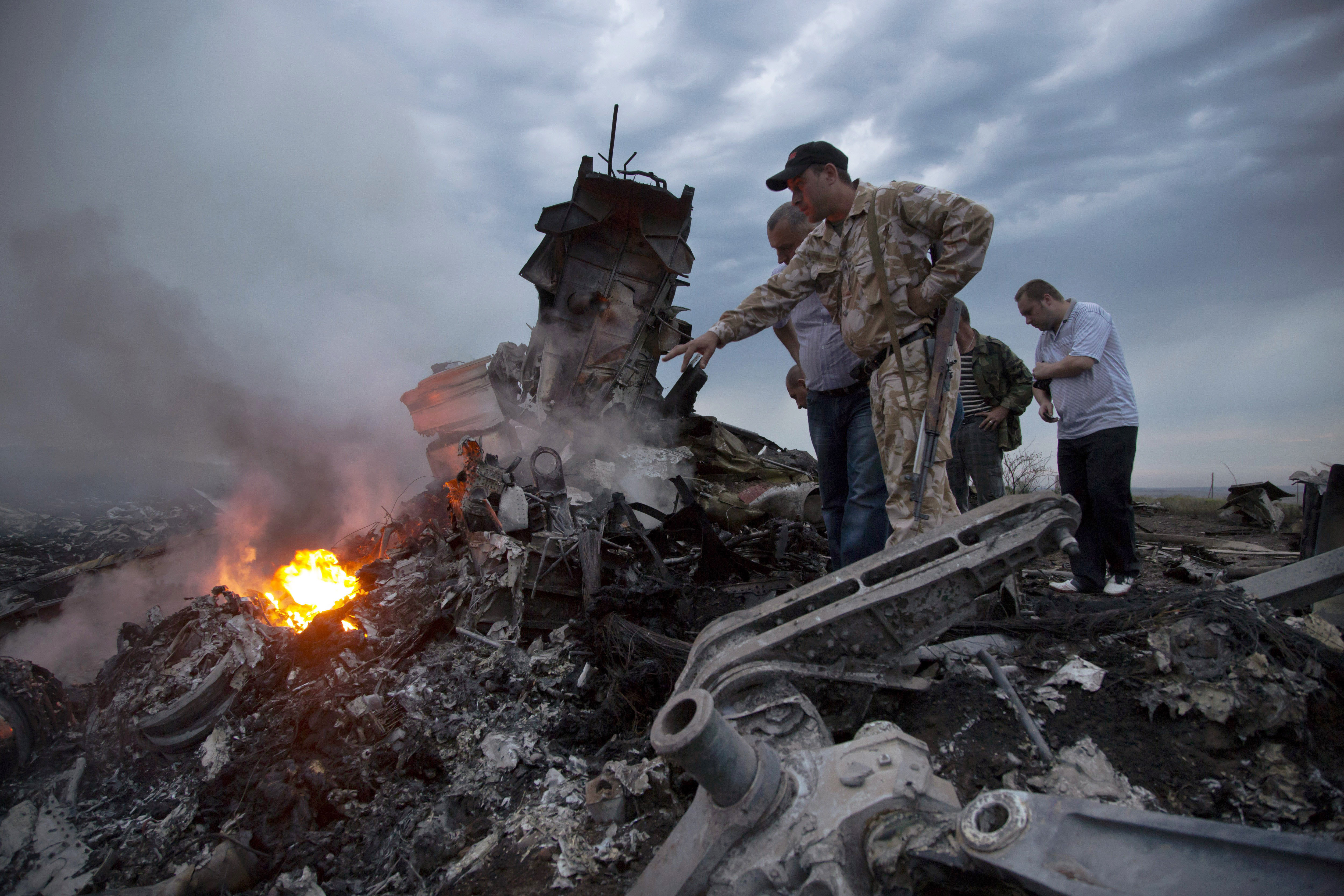 Крушение дело. Авиакатастрофа малазийского Боинга 777. Катастрофа Boeing 777 в Донецкой области. Катастрофа в Украине Боинг 777.