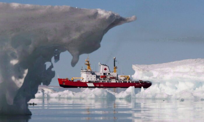2010 年 8 月 25 日，内华达州 Resolute 附近的 Nanook 行动期间，加拿大海岸警卫队的中型破冰船 Henry Larsen 出现在艾伦湾。（加拿大新闻社/Sean Kilpatrick）
