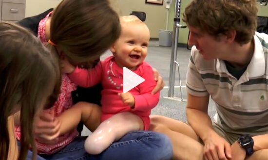 Infant Born Without Leg Bone Walks for the First Time and It’s Heartwarming