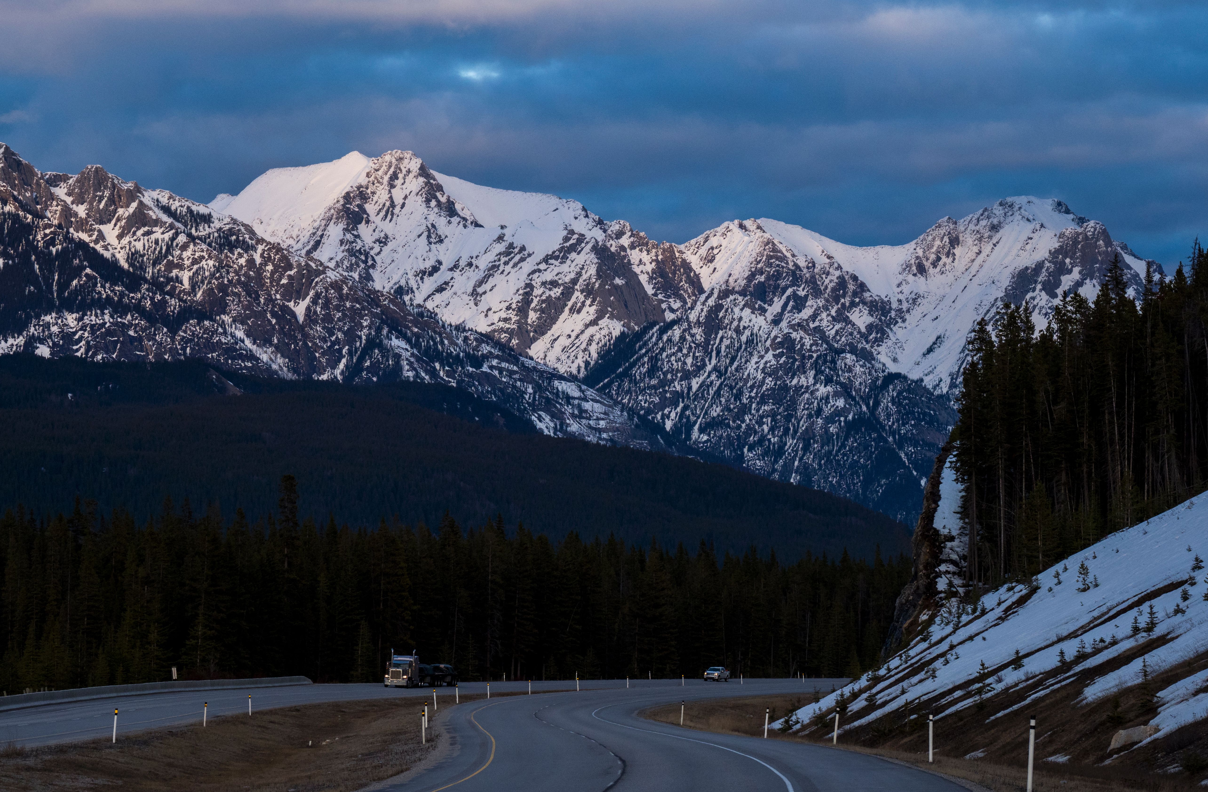 Alberta Premier Suggests Hydrogen-Powered Train Between Banff and Calgary - Vimarsana News
