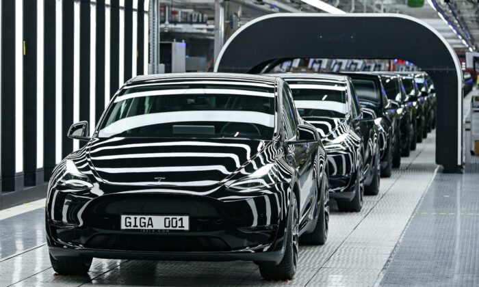 2022 年 3 月 22 日，在德国格伦海德举行的新特斯拉电动汽车超级工厂开幕式上的 Model Y 汽车。（Patrick Pleul/Pool 来自路透社）
