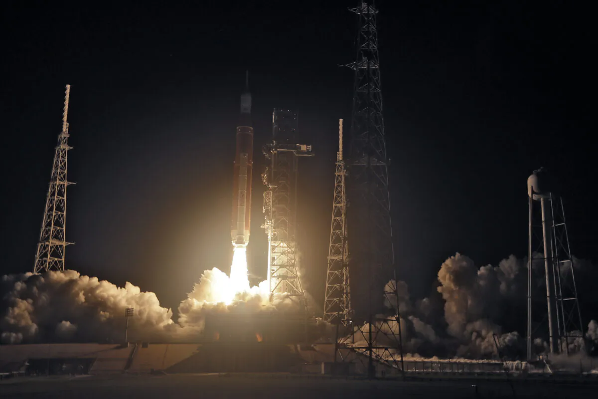 NASA's new moon rocket lifts off from Kennedy Space Center's Launch Pad 39-B in Cape Canaveral, Fla., on Nov. 16, 2022. (John Raoux/AP Photo)