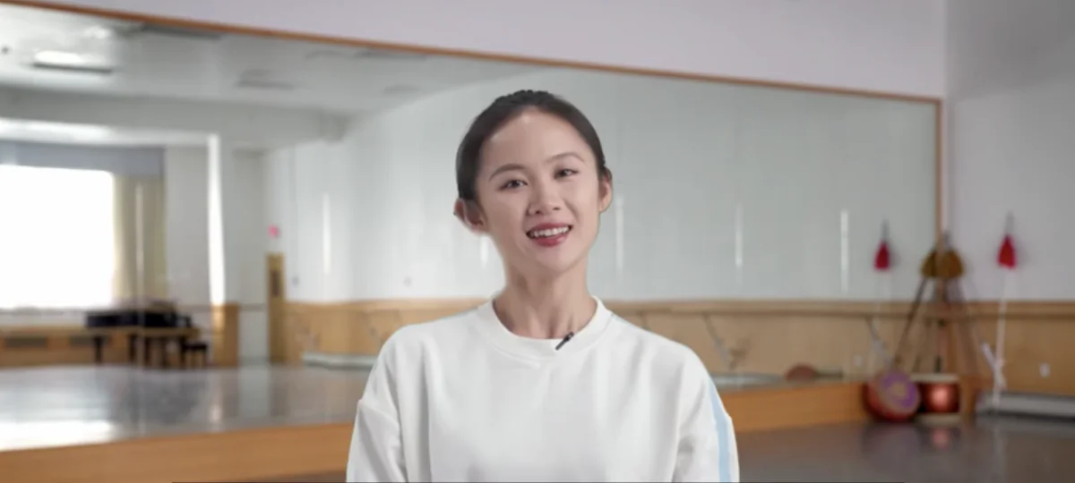 Principal dancer with Shen Yun Performing Arts Angelia Wang explains the differences ballet between and Chinese Classical dance. (Shen Yun Zhou Pin) 