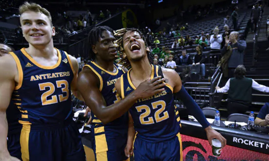 Leuchten Leads UC Irvine Past Loyola Marymount, 79–64