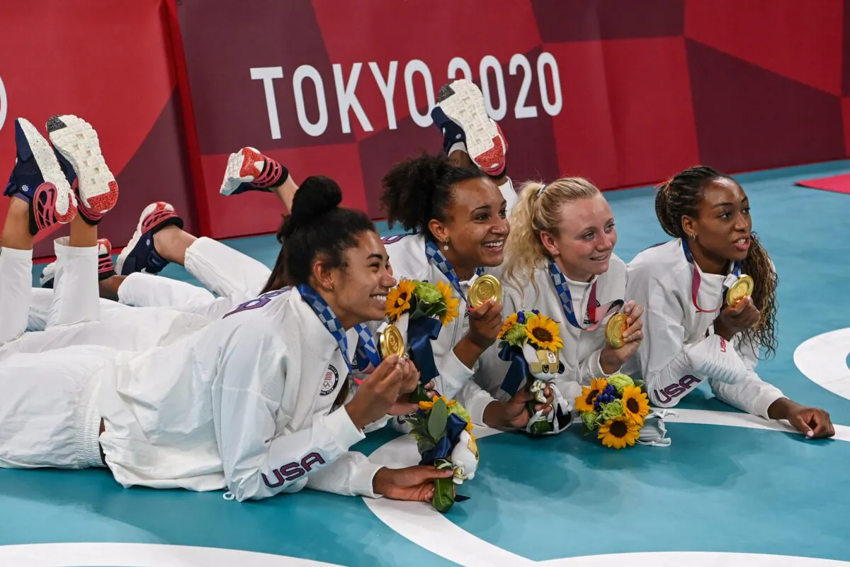 (L-R) Gold medallists USA's Jordan Thompson, Haleigh Washington, Jordyn Poulter and Chiaka Ogbogu pose during the women's volleyball victory ceremony during the Tokyo 2020 Olympic Games at Ariake Arena in Tokyo on Aug. 8, 2021. (Yuri Cortez/AFP via Getty Images)