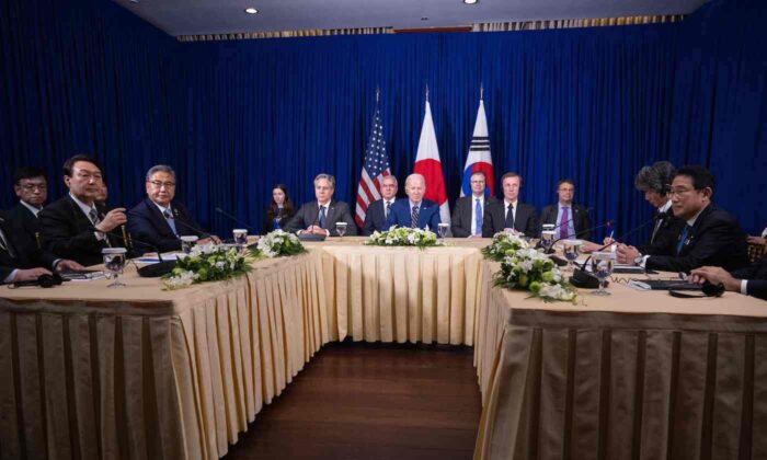 Prezydent USA Joe Biden (C) spotyka się z premierem Japonii Fumio Kishidą (R) i prezydentem Korei Południowej Yoon Suk-yeol (L) na marginesie szczytu Azji Wschodniej podczas 40. i 41. szczytu Stowarzyszenia Narodów Azji Południowo-Wschodniej (ASEAN) w Phnom Penh 13 listopada 2022 r. (Saul Loeb / AFP via Getty Images)