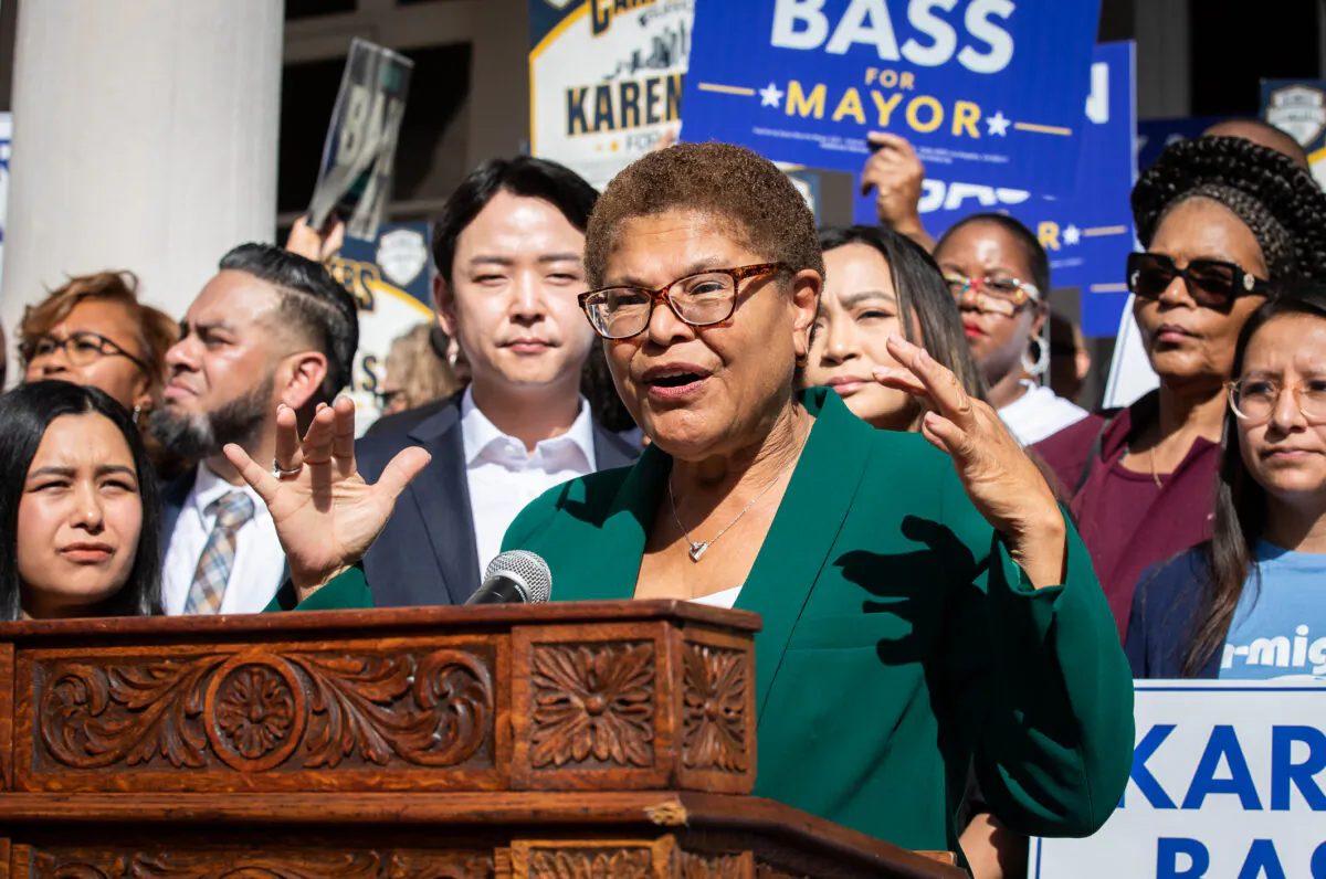 Los Angeles Mayor Karen Bass speaks with supporters in Los Angeles on Nov. 17, 2022. (John Fredricks/The Epoch Times)