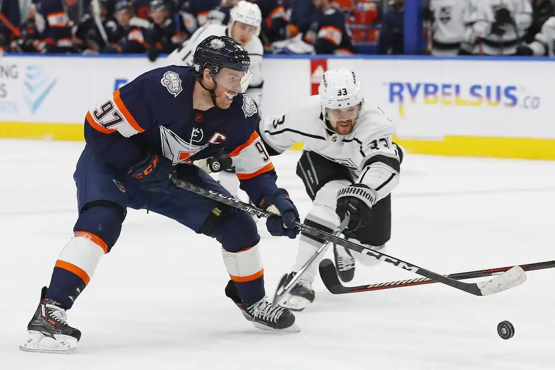 Los Angeles Kings Viktor Arvidsson (33) defends against Edmonton Oilers Connor McDavid (97) in Edmonton, AB, Canada, on Nov. 16, 2022. (Field Level Media)