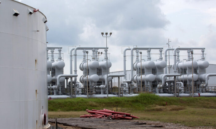 2016 年 6 月 9 日，能源部参观德克萨斯州自由港战略石油储备时的储油罐和原油管道设备。（理查德卡森/路透社）