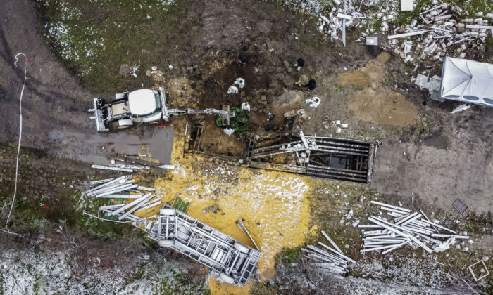 2022 年 11 月 17 日拍摄的鸟瞰图，显示了 2022 年 11 月 15 日在靠近饱受战争蹂躏的乌克兰边境的波兰东部村庄 Przewodow，导弹袭击造成两名男子死亡的地点。（Wojtek Radwanski 和 Damien Simonart/法新社） 