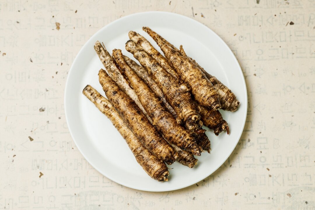 Codonopsis lanceolata roots in a bowl. (Shutterstock)