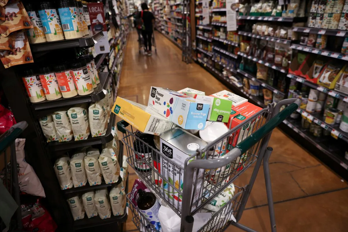 A shopping cart in a supermarket as inflation affected consumer prices in Manhattan, New York, on June 10, 2022. (Andrew Kelly/Reuters)