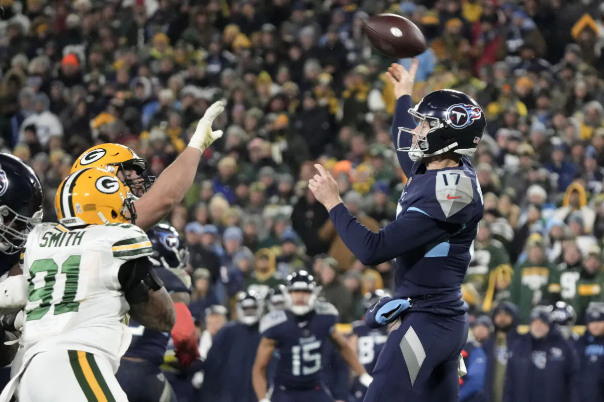 Tennessee Titans quarterback Ryan Tannehill (17) throws a pass under pressure from Green Bay Packers linebacker Preston Smith (91) during the second half of an NFL football game in Green Bay, Wis., on Nov. 17, 2022.  (Morry Gash/AP Photo)
