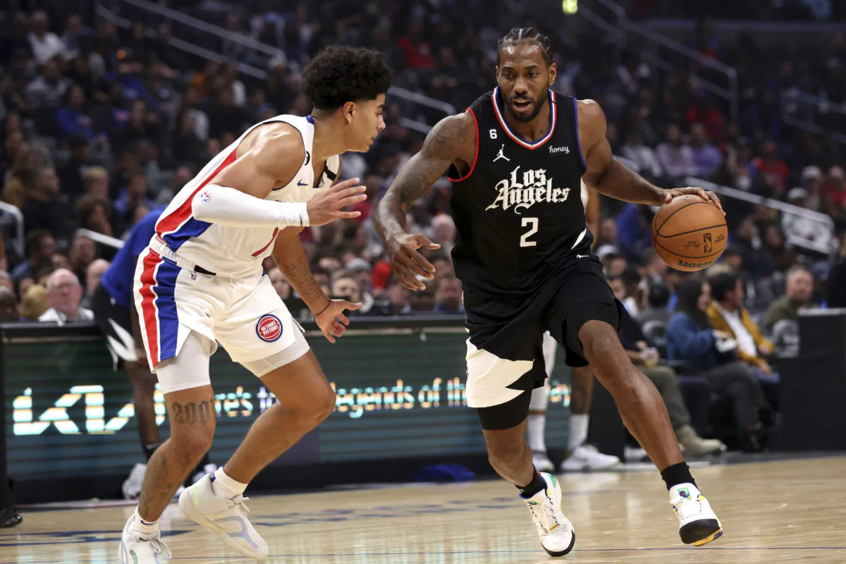 Los Angeles Clippers forward Kawhi Leonard, right, is defended by Detroit Pistons guard Killian Hayes during the first half of an NBA basketball game at Crypto.com Arena in Los Angeles, on November 17, 2022. (Raul Romero Jr./AP Photo)