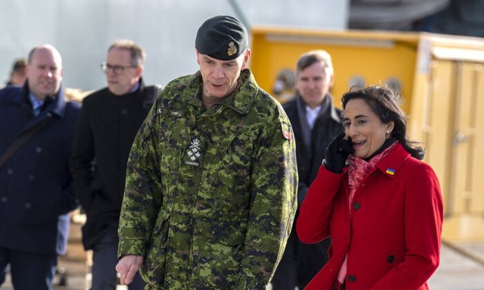 2022 年 11 月 18 日，国防部长安妮塔·阿南德（右）与国防部长韦恩·艾尔将军一起在哈利法克斯出席一项公告。（加拿大新闻社/安德鲁·沃恩）
